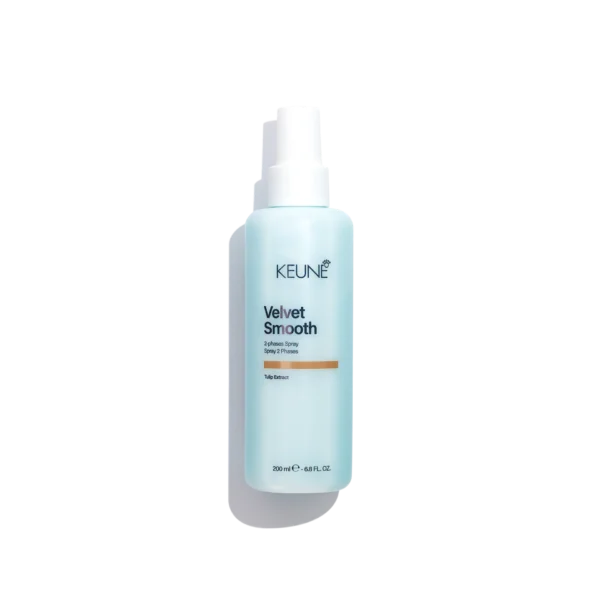 Keune Velvet Smooth 2 Phase Spray temt pluis, beschermt tegen luchtvochtigheid en maakt het haar direct glad en doorkambaar.