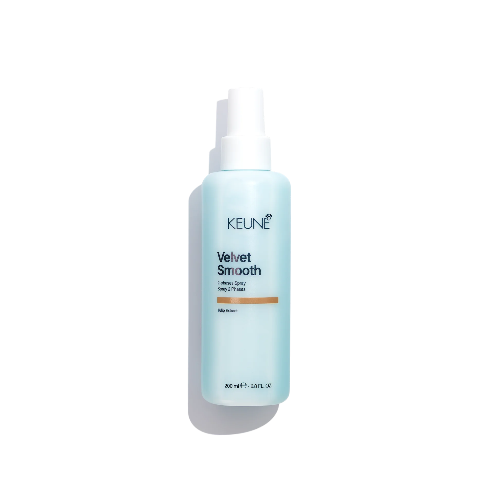 Keune Velvet Smooth 2 Phase Spray temt pluis, beschermt tegen luchtvochtigheid en maakt het haar direct glad en doorkambaar.