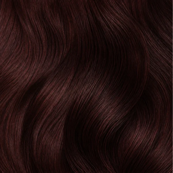haarlok met een warme bruine tint waarin goud en violet op een natuurlijke manier samenkomen.