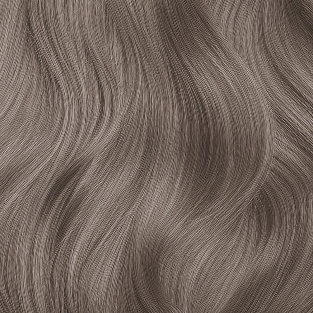 haarlok met een koele blonde tint die warme en gele ondertonen helpt te neutraliseren.