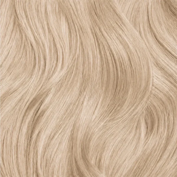 haarlok met een zeer lichte blonde tint waarin parelmoer zorgt voor een frisse, heldere uitstraling.