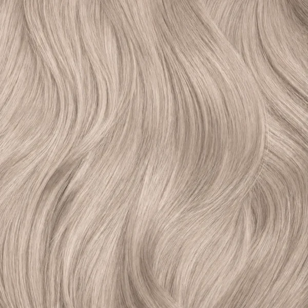 Haarkleur 10.21 Lichtste parel asblond – haarlok met een zeer lichte blonde tint die helpt gele ondertonen te verminderen voor een frisse uitstraling.