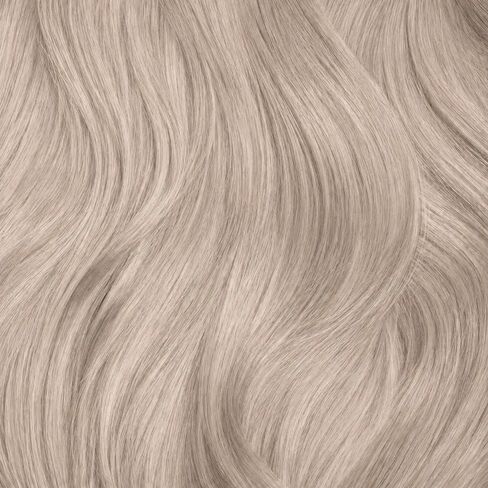Haarkleur 10.21 Lichtste parel asblond – haarlok met een zeer lichte blonde tint die helpt gele ondertonen te verminderen voor een frisse uitstraling.