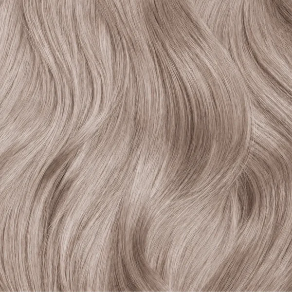 violetblond uitgroeikleuren haarlok met een zeer lichte blonde tint waarin violet helpt om gele ondertonen te verminderen.