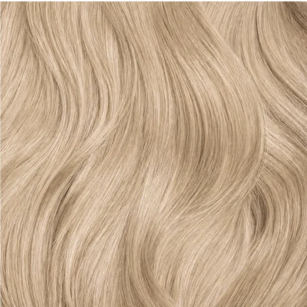Haarkleur 10.81 Lichtste mokka asblond – haarlok met een zeer lichte blonde tint waarin mokka en as zorgen voor een natuurlijke, koele uitstraling.