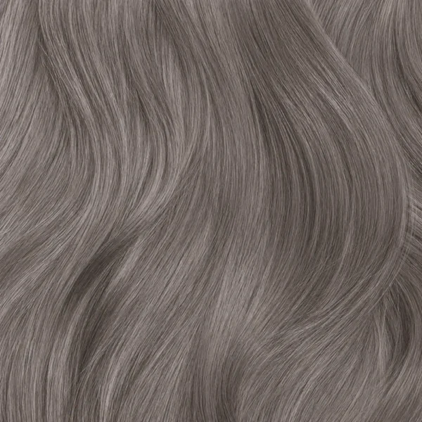 haarlok met een koele blonde tint die gele en warme ondertonen helpt te verminderen.