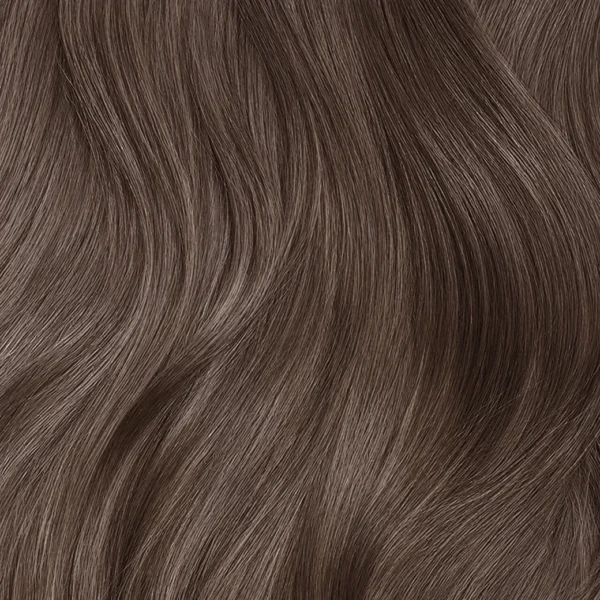 haarlok met een frisse blonde tint die helpt warme en gele ondertonen te verminderen.