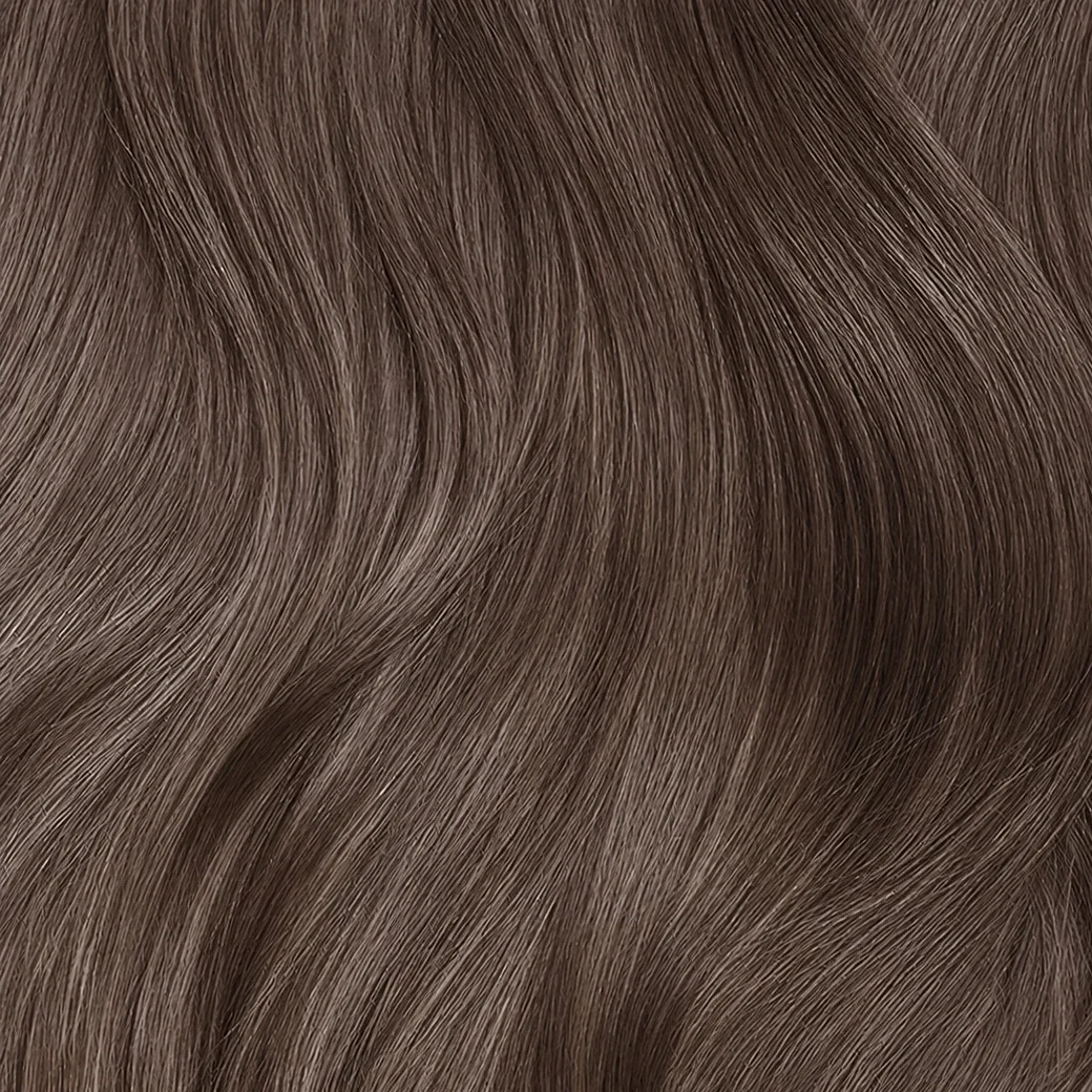 haarlok met een frisse blonde tint die helpt warme en gele ondertonen te verminderen.