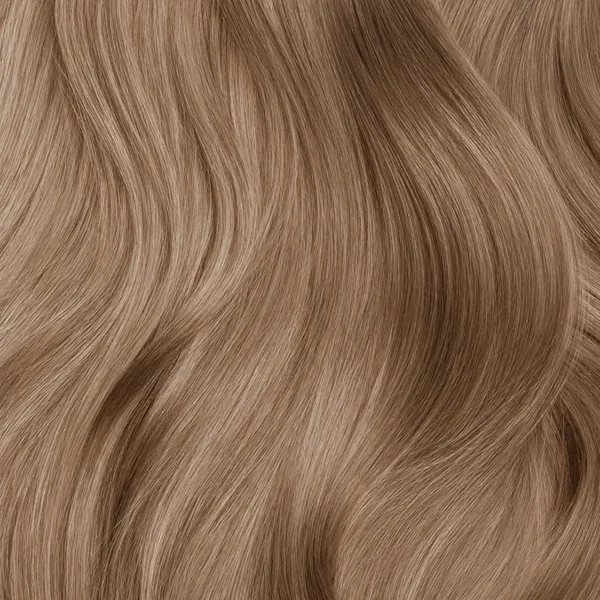 haarlok met een warme blonde tint waarin goud en parelmoer samen zorgen voor een frisse, natuurlijke glans.