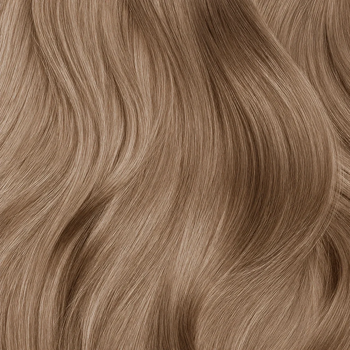 haarlok met een warme blonde tint waarin goud en parelmoer samen zorgen voor een frisse, natuurlijke glans.