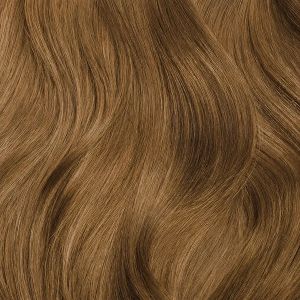 haarlok met een warme blonde tint waarin goud en mokka samen zorgen voor een natuurlijke, volle uitstraling.