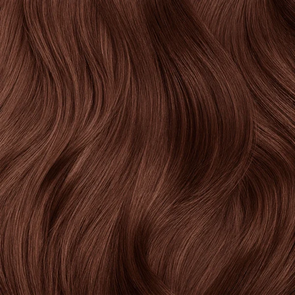 haarlok met een warme blonde tint waarin mahonie en parel samen zorgen voor een zachte, frisse uitstraling.