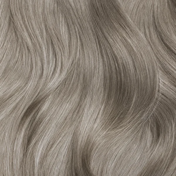 haarlok met een koele zeer lichtblonde tint die helpt gele en warme ondertonen te verminderen.