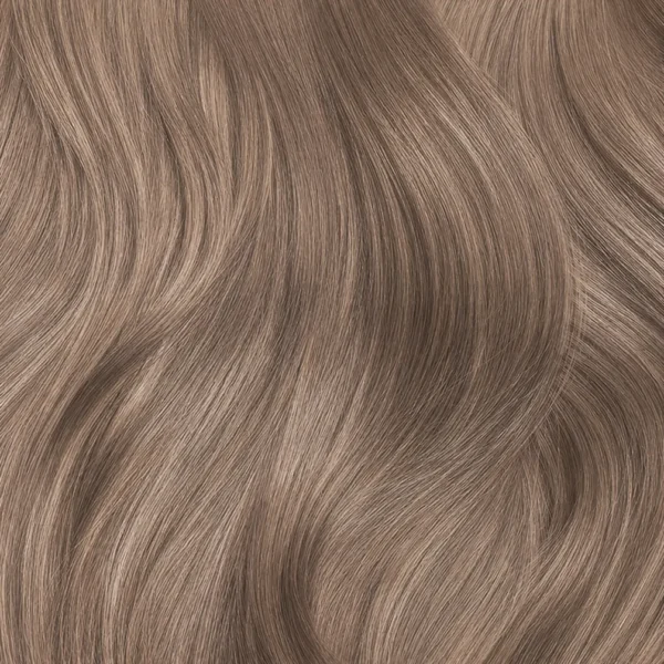 uitgroeikleuren haarlok met een koele, zeer lichtblonde tint waarin as en mahonie zorgen voor een rustig kleurbeeld.