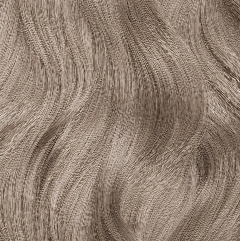 haarlok voor haarkleuring met een frisse, zeer lichtblonde tint die helpt gele ondertonen zachter te maken.
