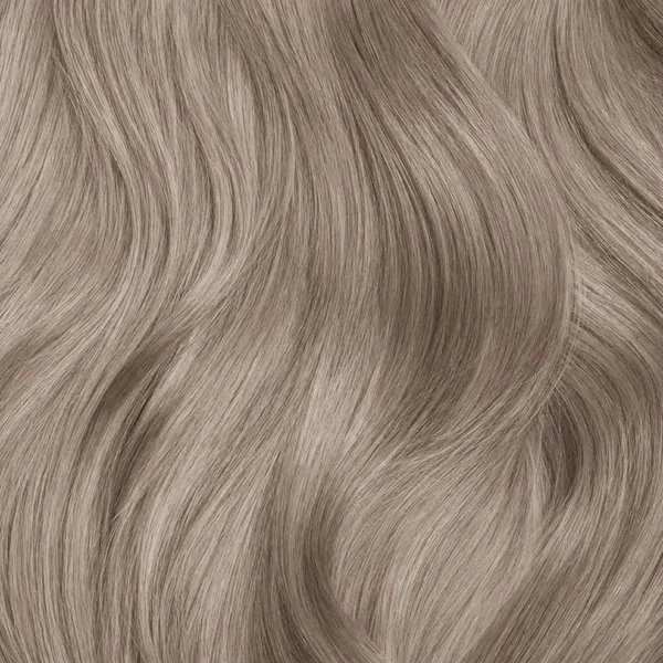 haarlok voor haarkleuring met een frisse, zeer lichtblonde tint die helpt gele ondertonen zachter te maken.
