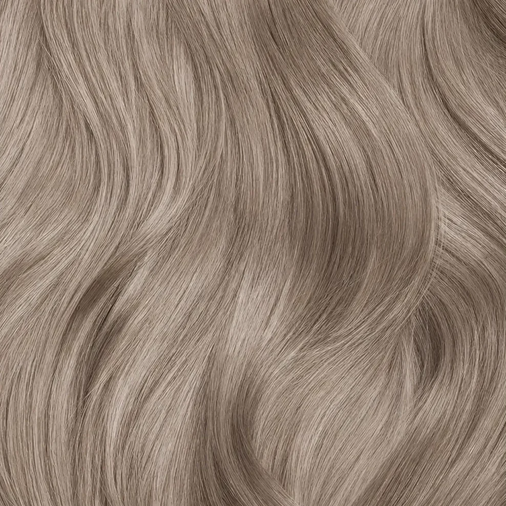 haarlok voor haarkleuring met een frisse, zeer lichtblonde tint die helpt gele ondertonen zachter te maken.