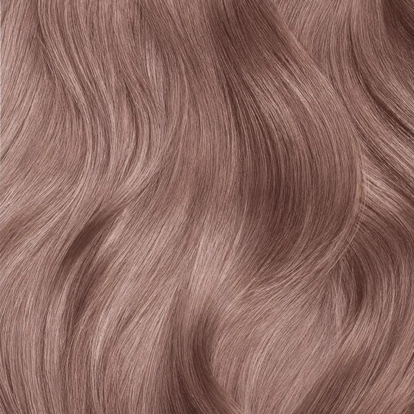 haar verven haarlok met een frisse, zeer lichtblonde tint waarin parel en mahonie zorgen voor een zachte, warme uitstraling.
