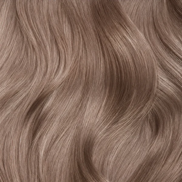haarlok met een koele zeer lichtblonde tint die helpt gele ondertonen te verminderen.