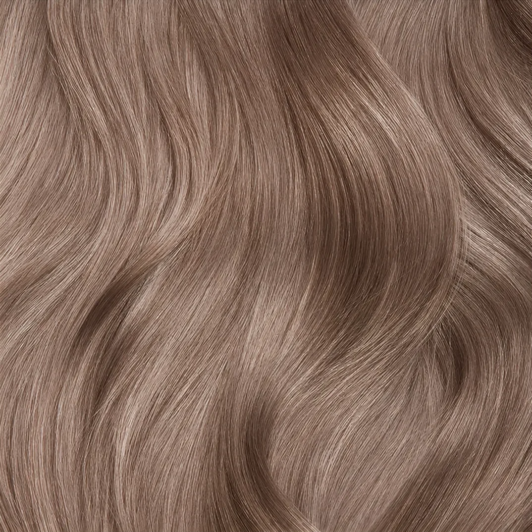 haarlok met een koele zeer lichtblonde tint die helpt gele ondertonen te verminderen.