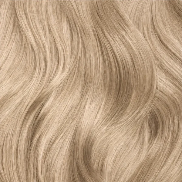 haarlok met een zeer lichtblonde tint waarin goud en as zorgen voor een natuurlijke, frisse uitstraling.
