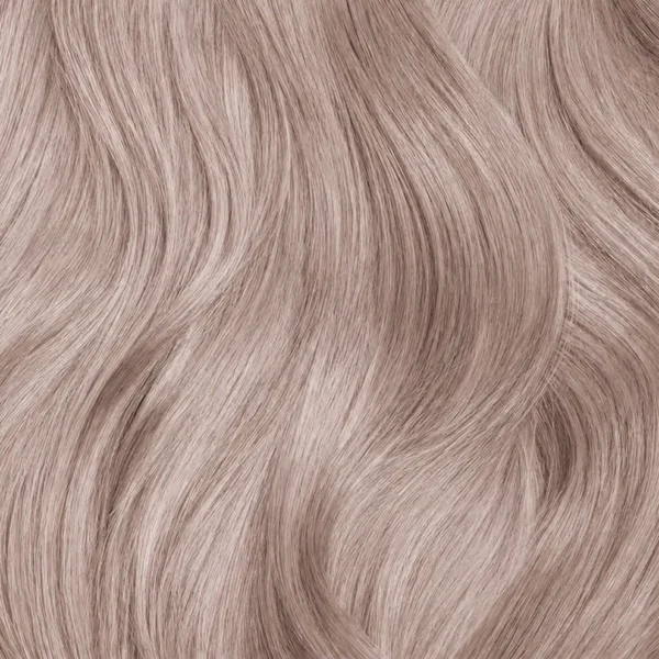 haarlok met een koele, zeer lichtblonde tint waarin violet zorgt voor een frisse en heldere uitstraling.